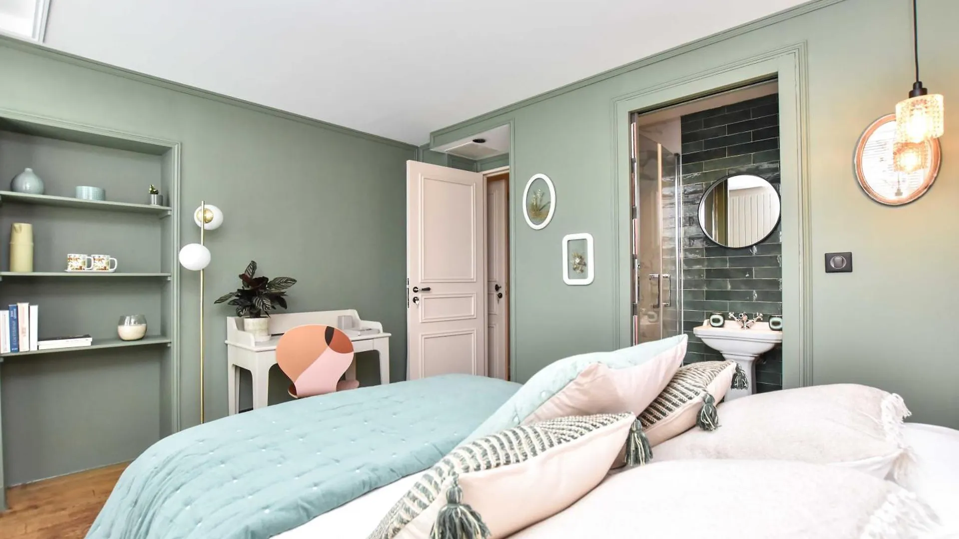 Charming 3br Montorgueil Republique Apartment Paris